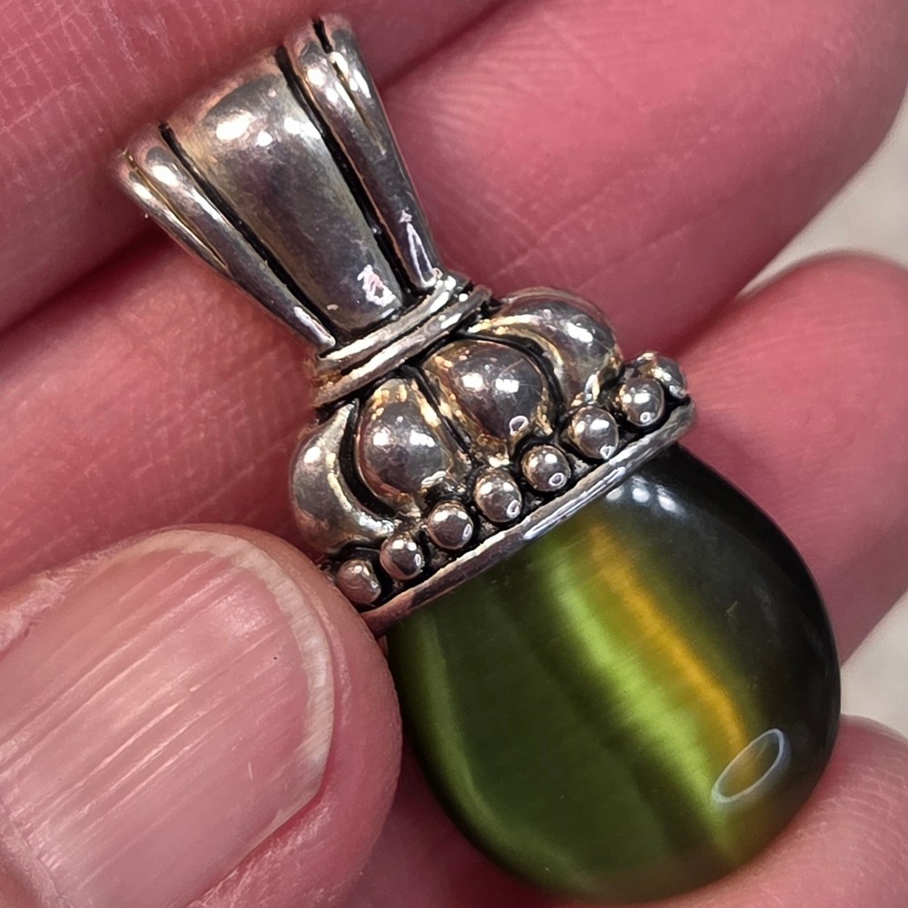 Vintage Olive Green Cats Eye Pendant Silver Tone Beaded Decorative Bail 1 Inch‎